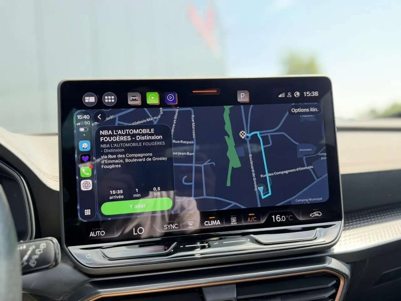 Écran tactile HD 12,9'' du système de navigation dans l’habitacle du CUPRA Formentor blanc, vue centrale.