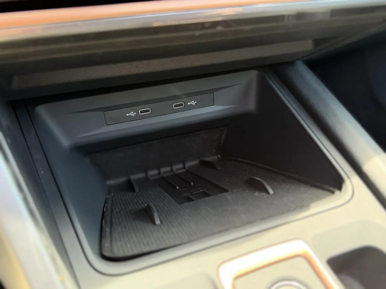 Gros plan sur la console centrale du Cupra Formentor 2025, montrant les ports USB-C et un espace de rangement noir.