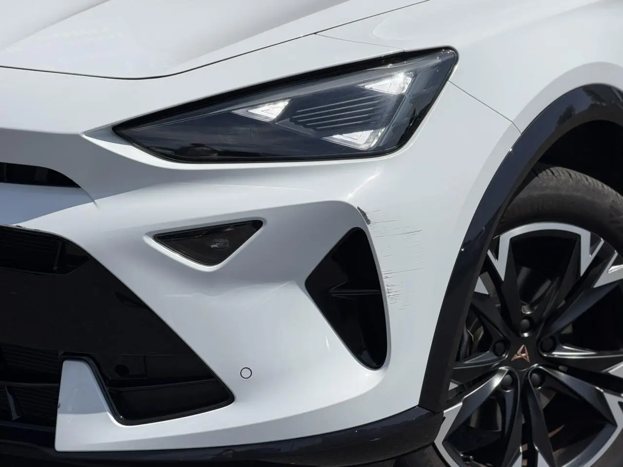 Gros plan sur l'avant droit blanc neige du CUPRA Formentor 2025 avec phares Tri-LED et jante alliage 18'' Sonora.