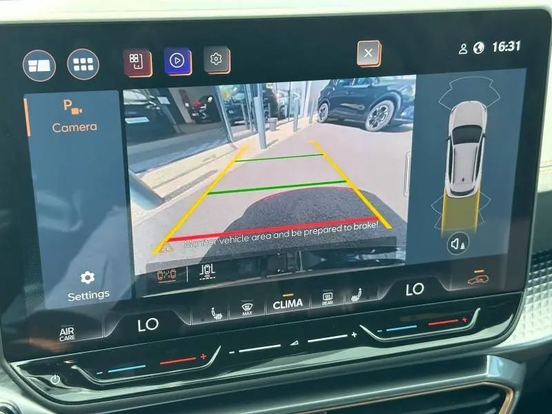 Écran tactile intérieur du CUPRA Formentor blanc Nevada montrant la caméra de recul avec guidage de trajectoire.