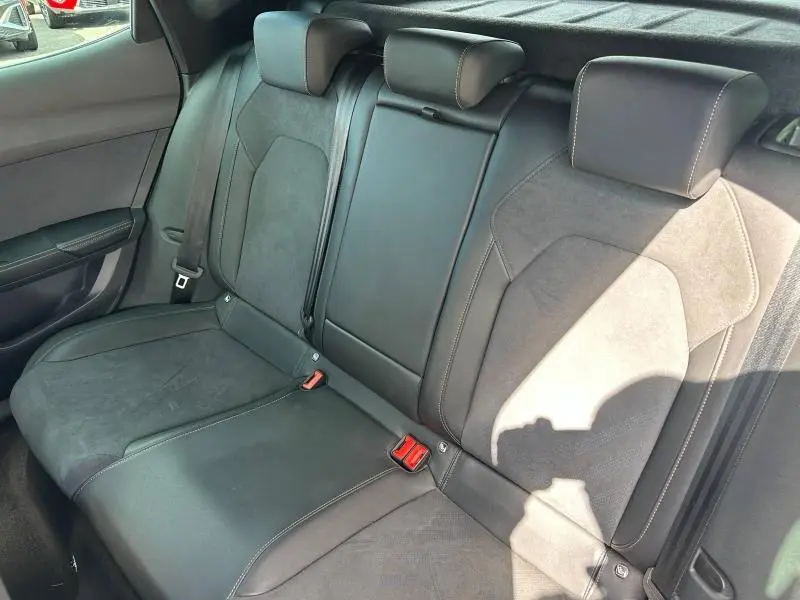 Vue intérieure des sièges arrière en textile et TEP noir asphalte du CUPRA Formentor 1.5 eTSI Hybrid 2025.