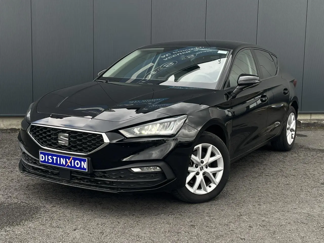SEAT Leon noir Minuit vue 3/4 avant droit, jantes alliage 16 pouces et calandre hexagonale distinctive.