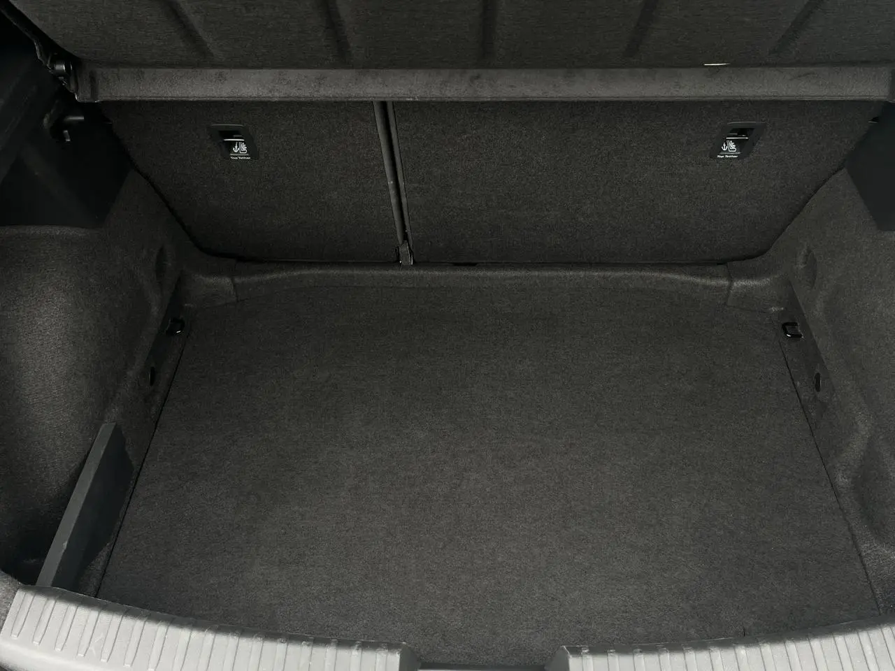 Coffre spacieux et vide du SEAT LEON 2.0 TDI 150 DSG Style noir Minuit, vue intérieure arrière.