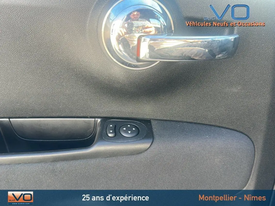 Poignée de porte intérieure chromée côté gauche de la FIAT 500 gris 2023 avec commandes électriques des rétroviseurs.