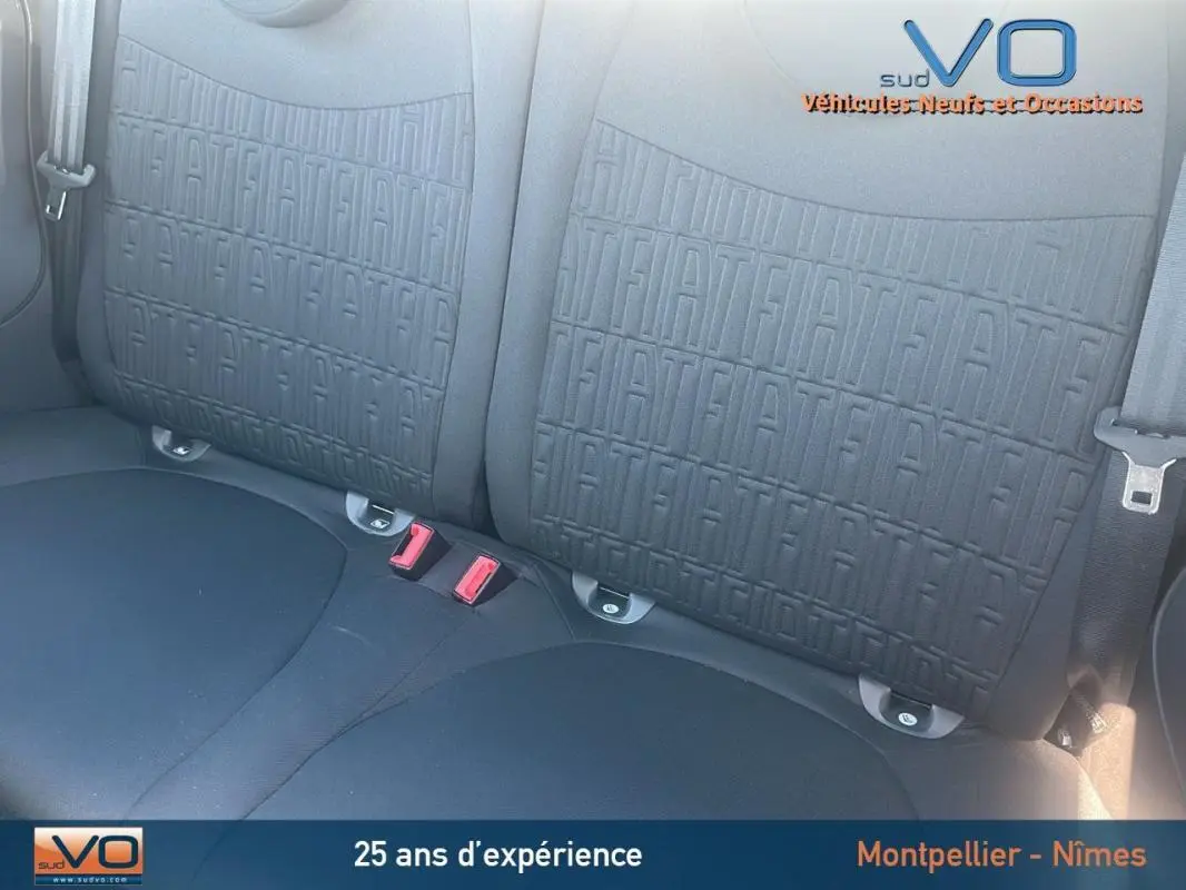 Gros plan sur la banquette arrière noire avec motifs FIAT embossés du Fiat 500 gris 2023.