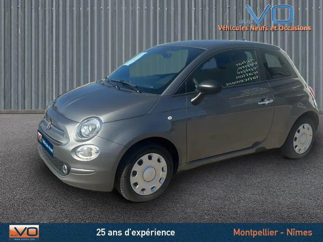 Fiat 500 gris vue 3/4 avant droit, compacte et citadine, avec jantes acier et rétroviseur noir.