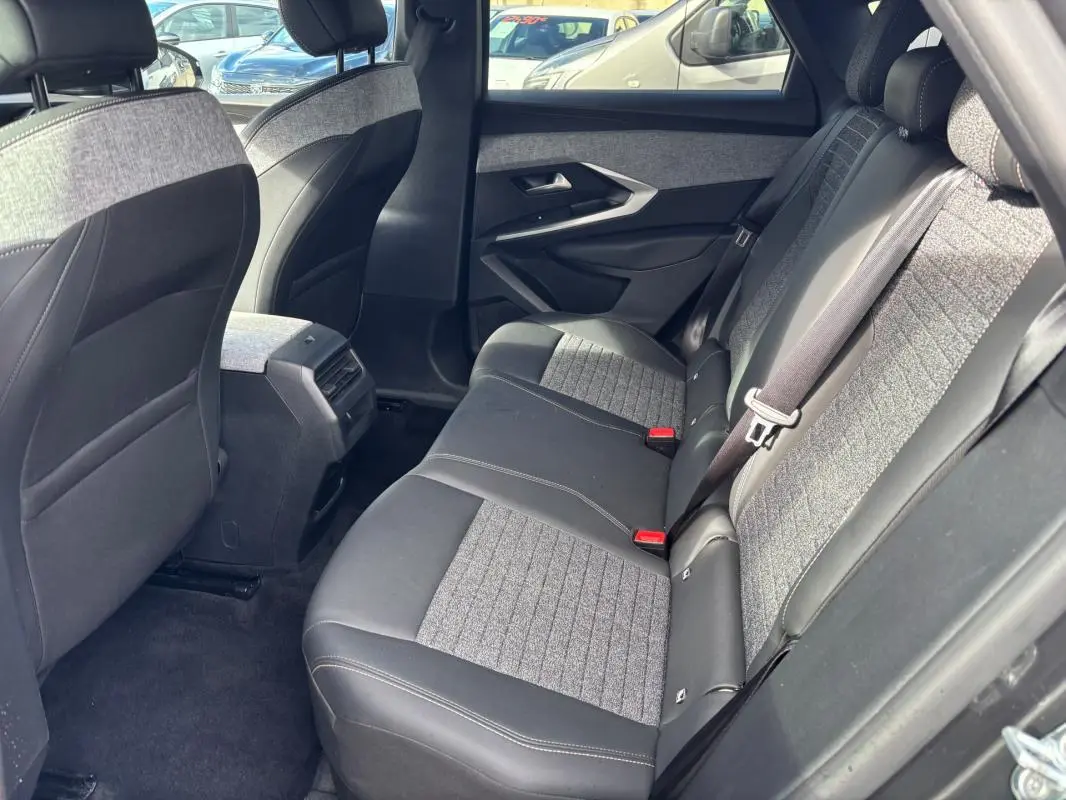 Vue intérieure côté droit des sièges arrière gris et tissu du Peugeot 3008 Hybrid 145 e-DCS6 Allure 2025.
