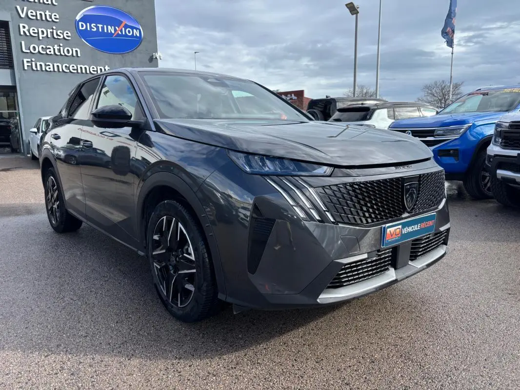 Vue 3/4 avant droit d’un Peugeot 3008 Hybrid gris avec calandre noire et jantes alliage 19 pouces.