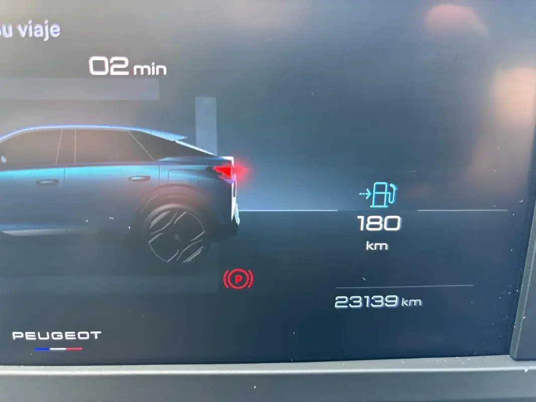 Affichage numérique du tableau de bord montrant un Peugeot 3008 gris en profil gauche avec autonomie de 180 km.