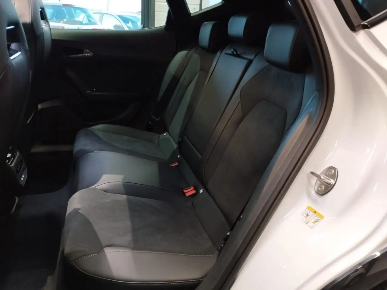 Vue côté droit de la banquette arrière en suédine noire et cuir sur CUPRA Formentor Nevada White 2026.