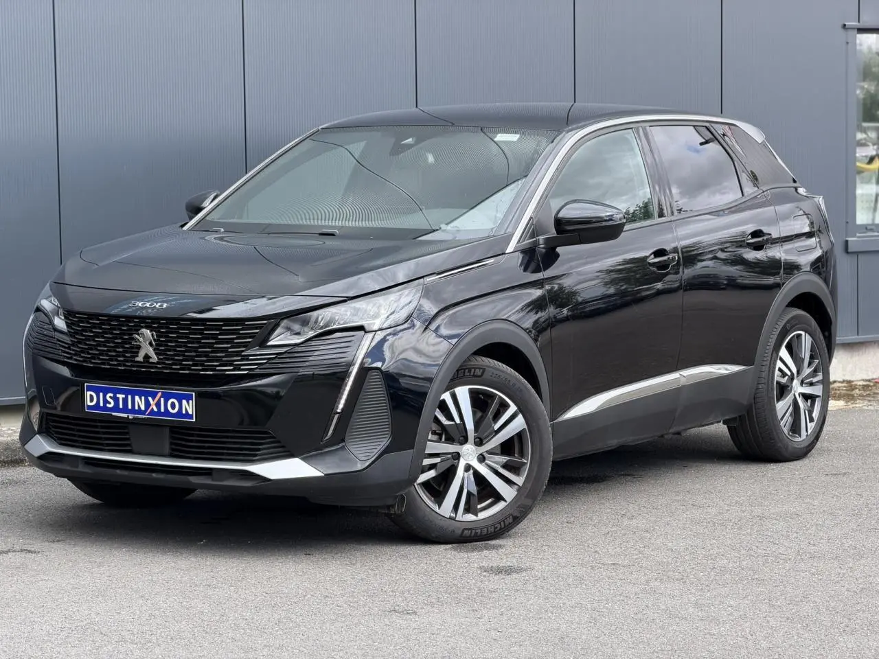 Peugeot 3008 Plug-in Hybrid noir Perla en 3/4 avant droit, avec jantes alliage bi-ton et calandre distinctive.
