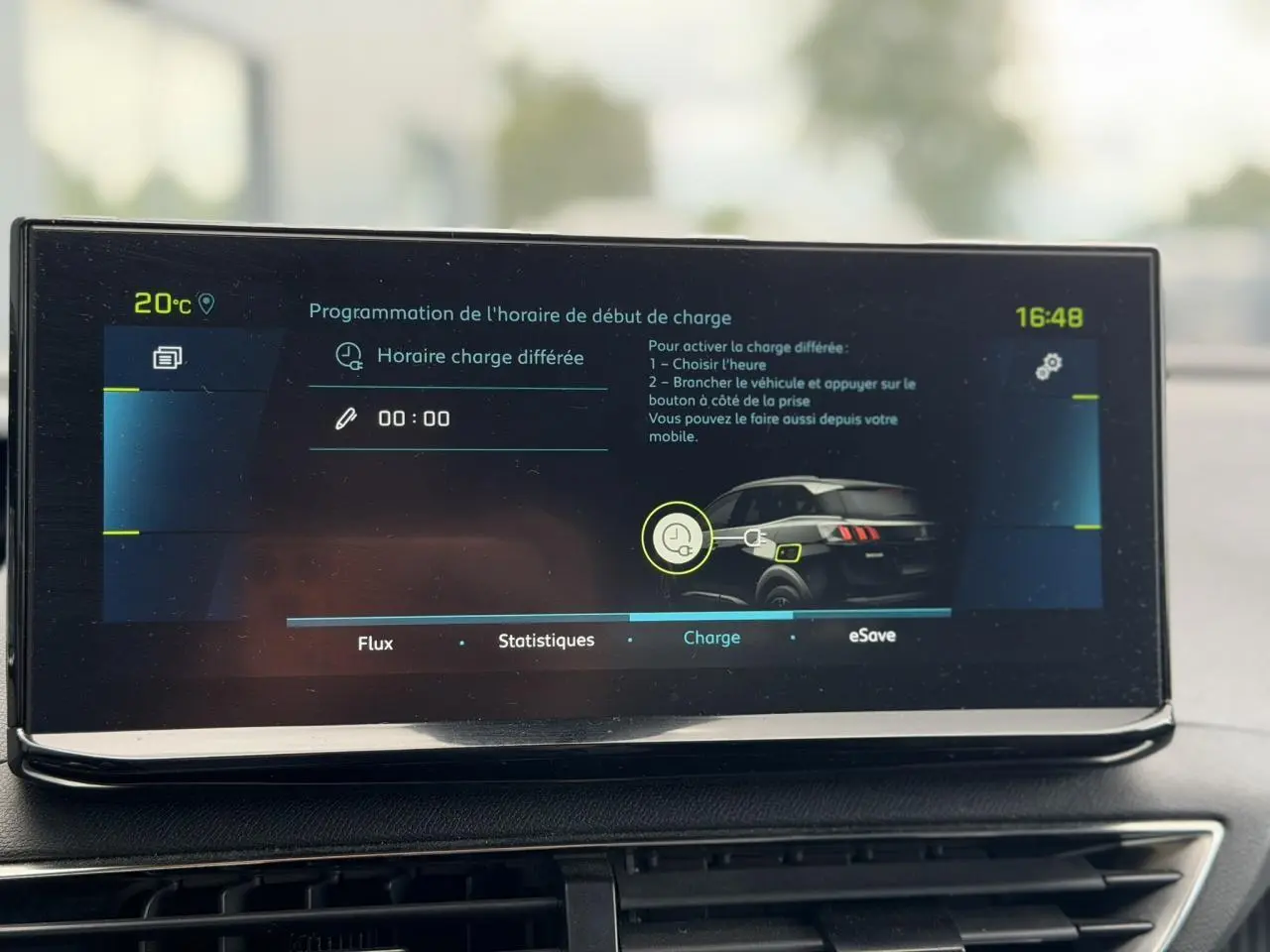 Écran tactile intérieur affichant la programmation de charge du Peugeot 3008 Plug-in Hybrid 2024, vue frontale.