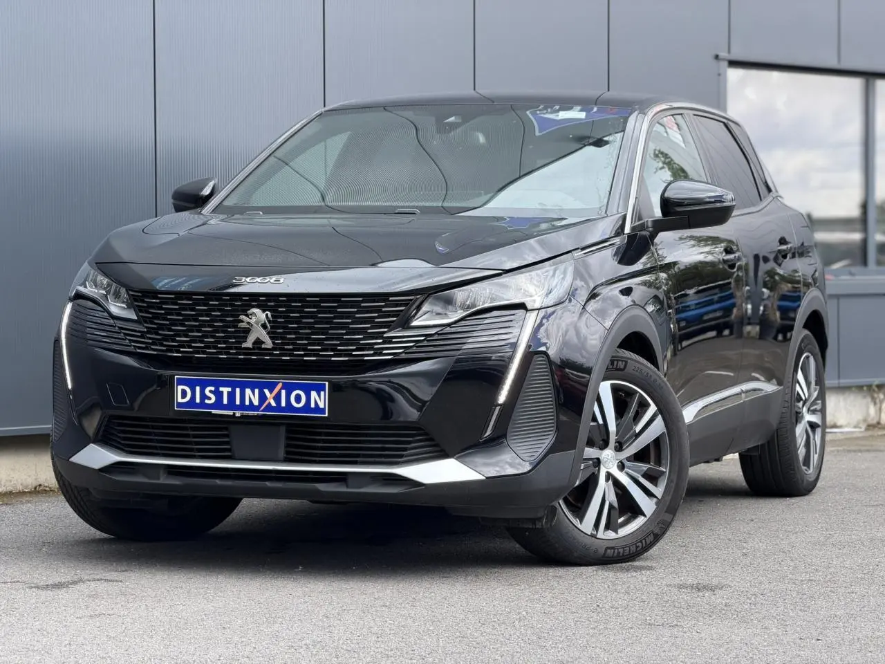 Peugeot 3008 noir Perla en 3/4 avant droit, avec calandre distinctive et jantes alliage bi-ton 18 pouces.