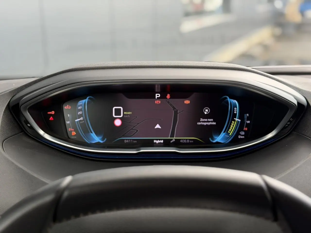Tableau de bord numérique du Peugeot 3008 Plug-in Hybrid 2024, affichage hybride et navigation, vue depuis le volant.