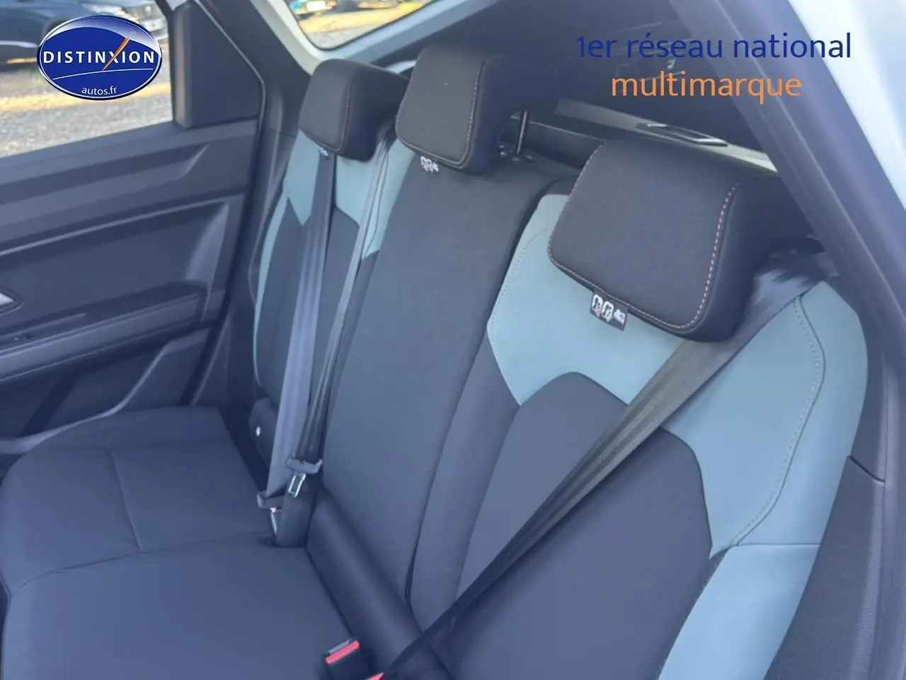 Vue intérieure côté droit sur la banquette arrière bicolore noire et grise du Dacia Bigster blanc 2026.