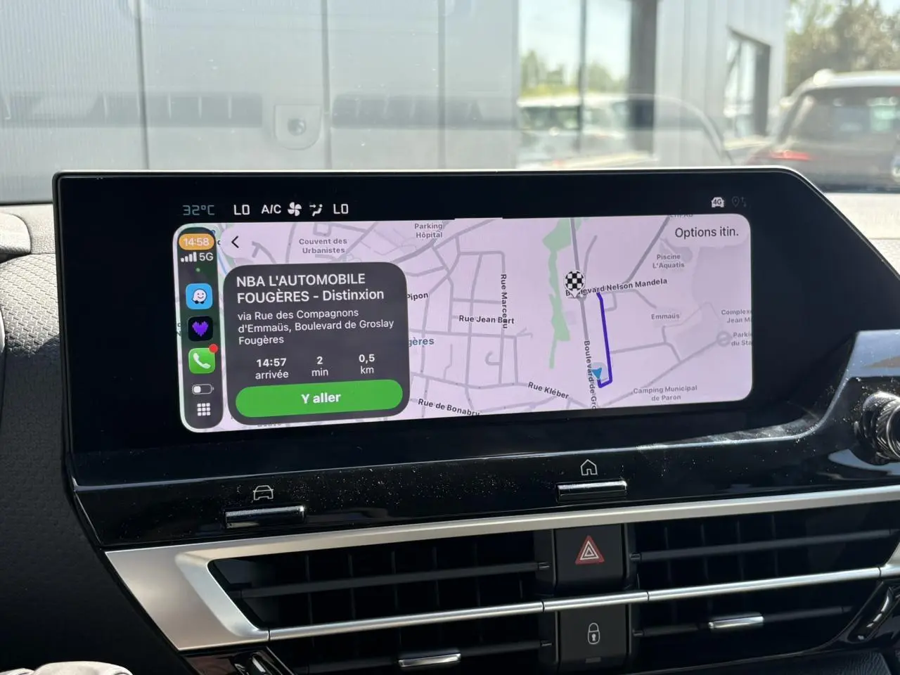 Tableau de bord de Citroën C4 Hybrid blanc, affichage GPS tactile avec navigation et commandes tactiles intégrées.