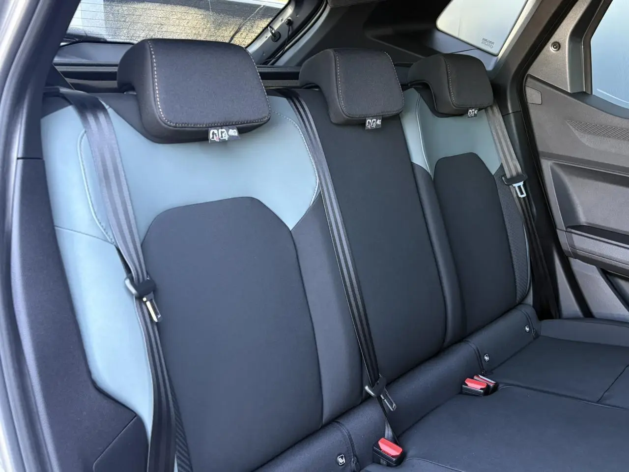Vue intérieure de la banquette arrière en sellerie TEP MicroCloud noire et grise du Dacia Duster 2026 côté droit.