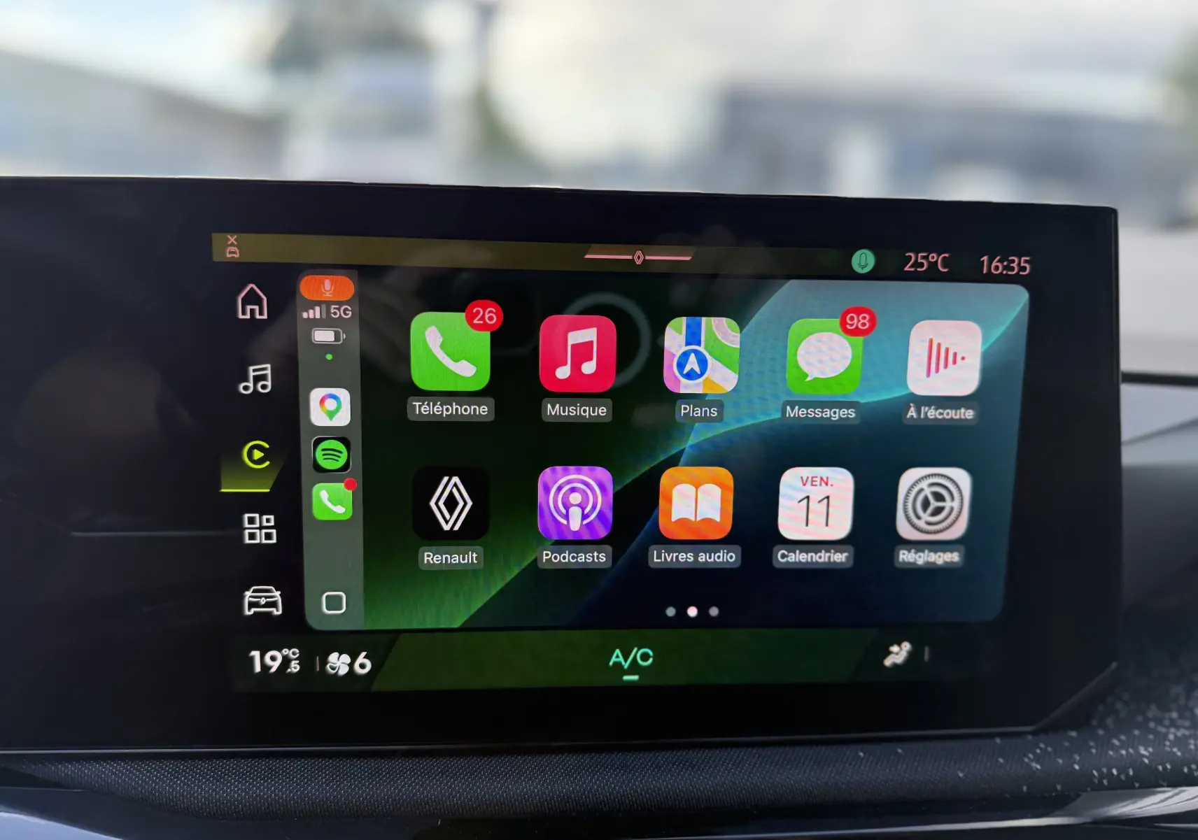 Écran tactile central de la Renault Clio VI TCe 115 Techno affichant les applications connectées, vue intérieure.