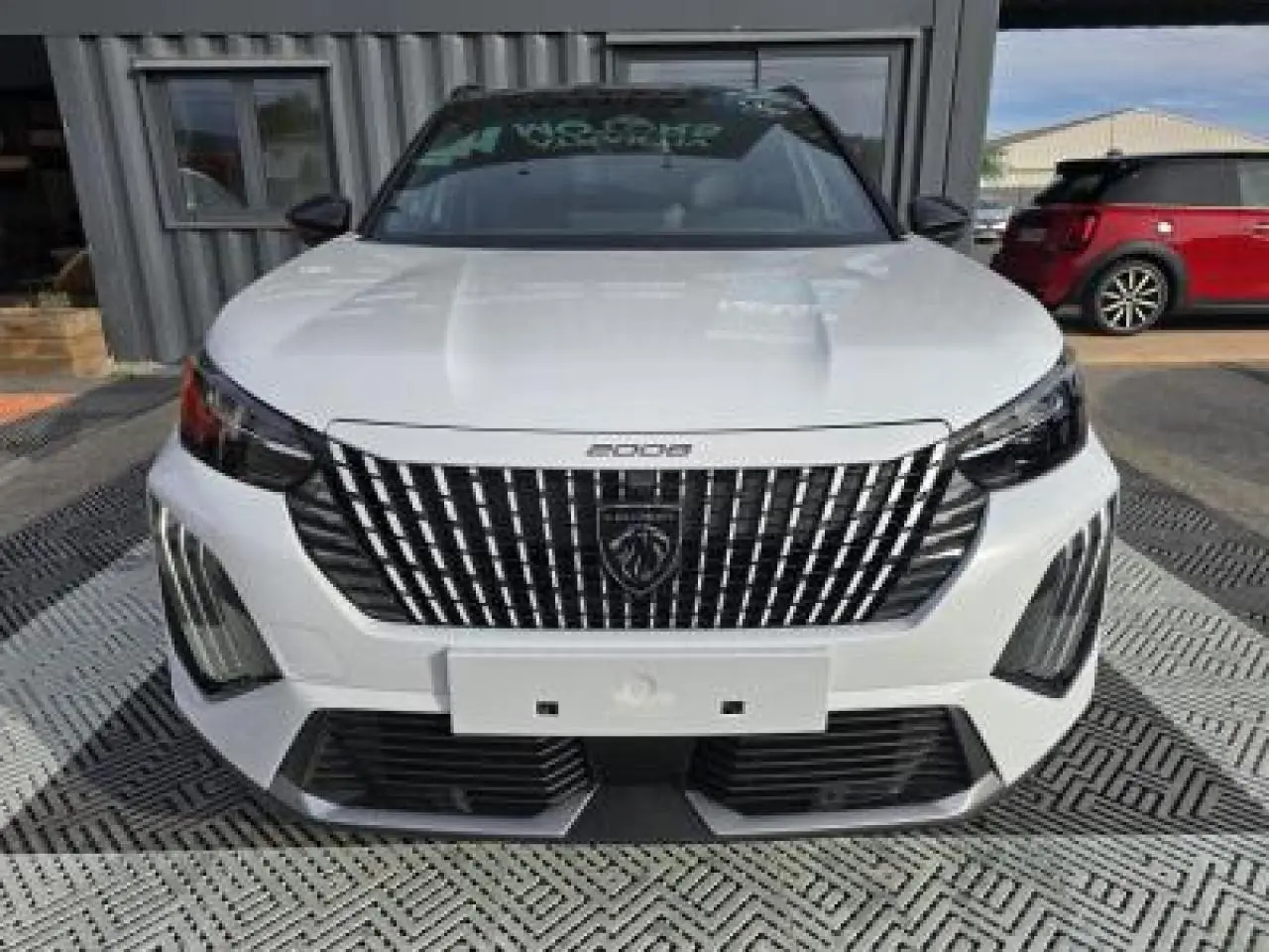 Profil droit du Peugeot 2008 hybride blanc Okenite avec toit noir et jantes alliage bi-ton 17 pouces.