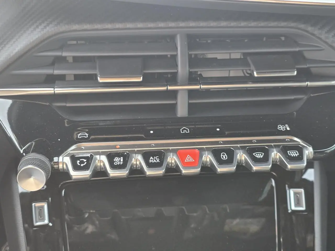 Écran tactile intérieur affichant la caméra 360° de recul du Peugeot 2008 blanc toit noir, vue arrière stationnement.