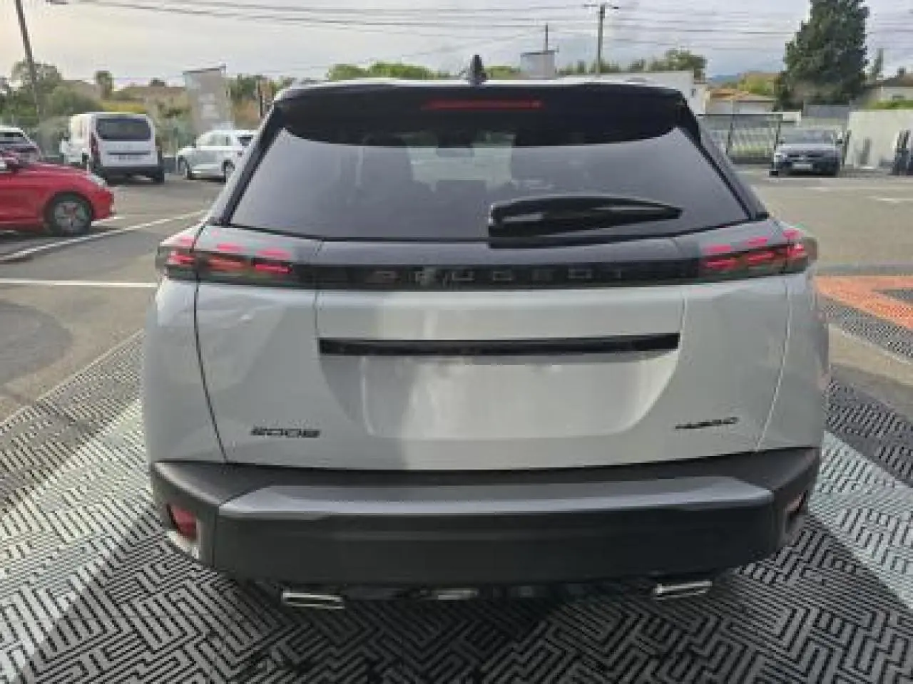 Profil droit du Peugeot 2008 II blanc Okenite avec toit noir et jantes bi-ton 17 pouces KARAKOY.