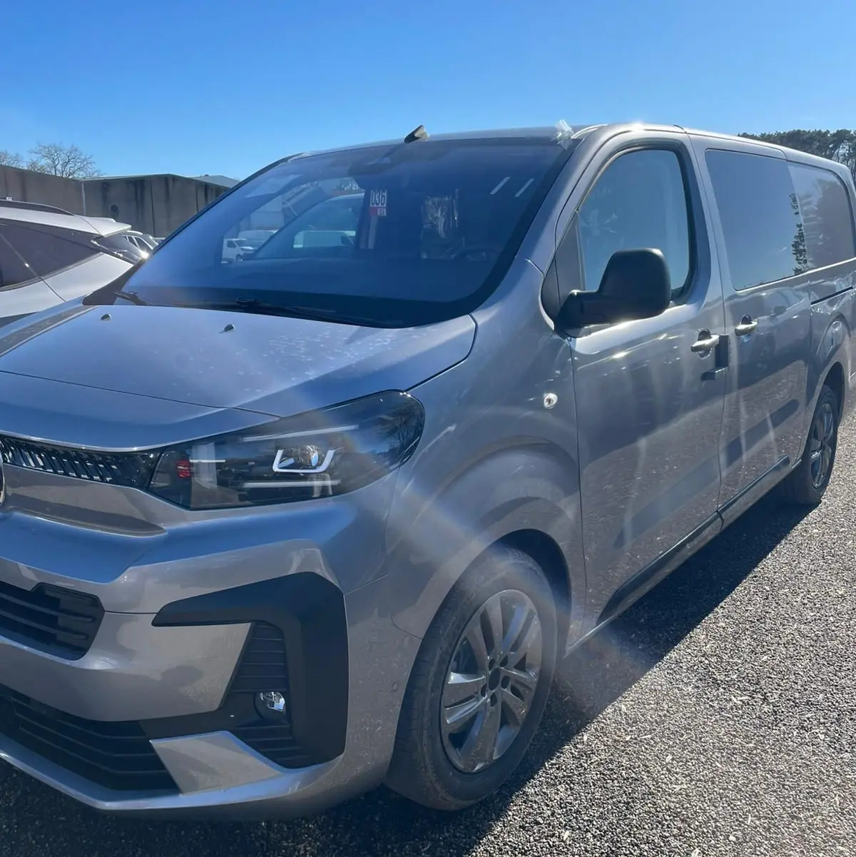 Citroën Jumpy Cabine Approfondie noir perla en 3/4 avant droit, avec calandre moderne et phares LED distinctifs.