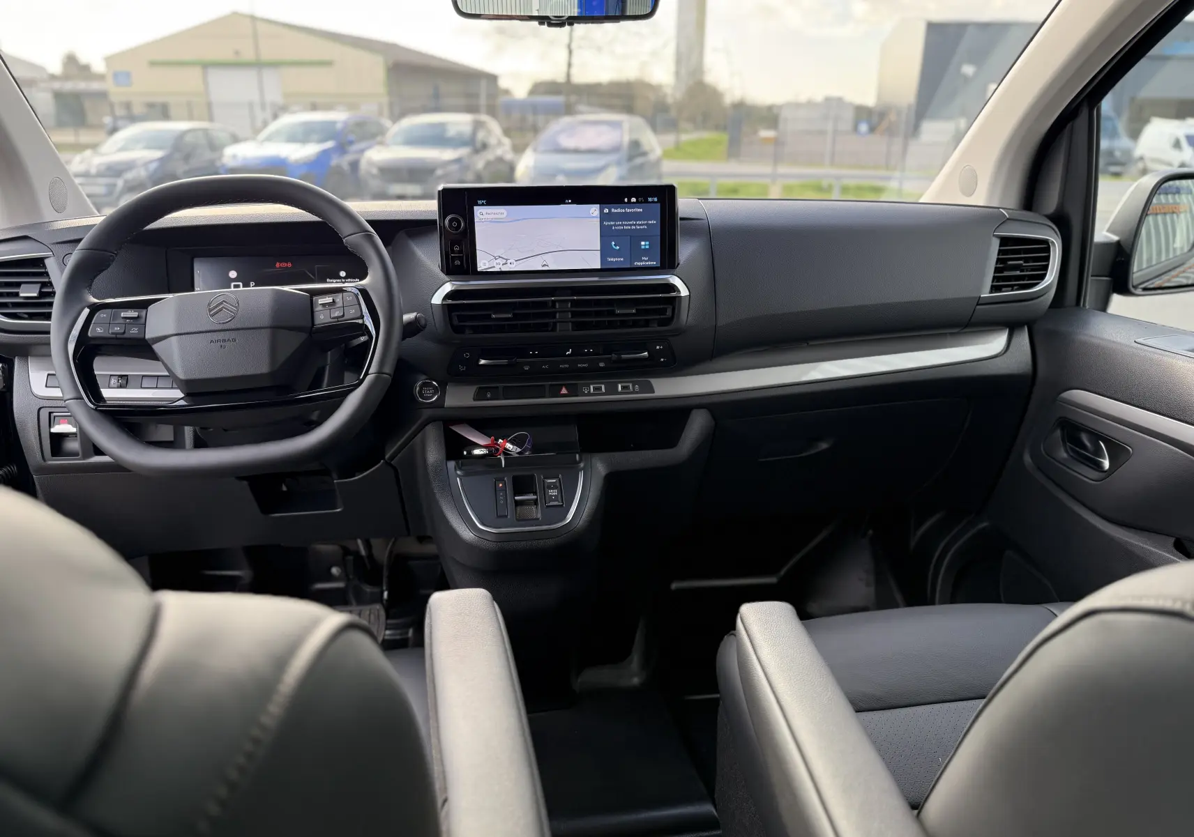 Vue intérieure avant du Citroën Jumpy cabine approfondie 2026, tableau de bord moderne avec écran tactile et volant multifonction.