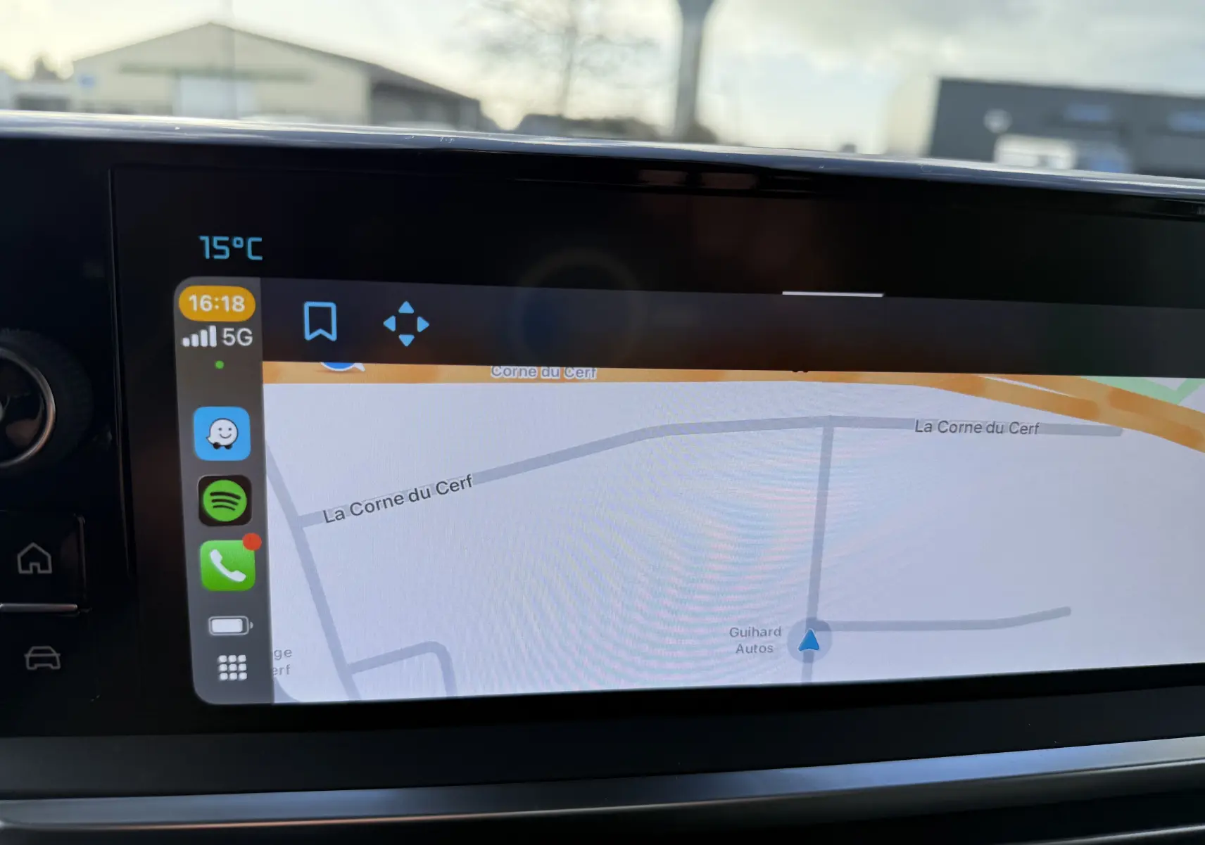 Écran tactile intérieur du Citroën Jumpy Cabine Approfondie 2026 affichant la navigation GPS et applications connectées.