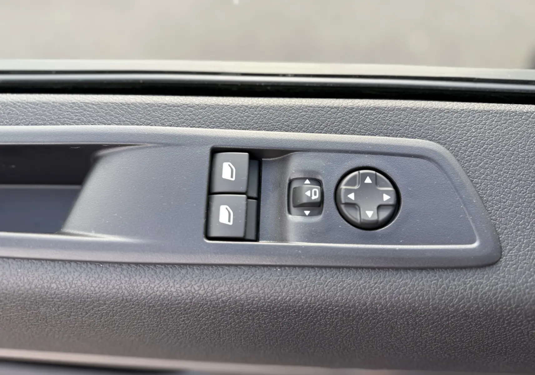 Commande des rétroviseurs électriques et des vitres sur la porte intérieure côté conducteur du Citroën Jumpy Cabine Approfondie noir Perla.