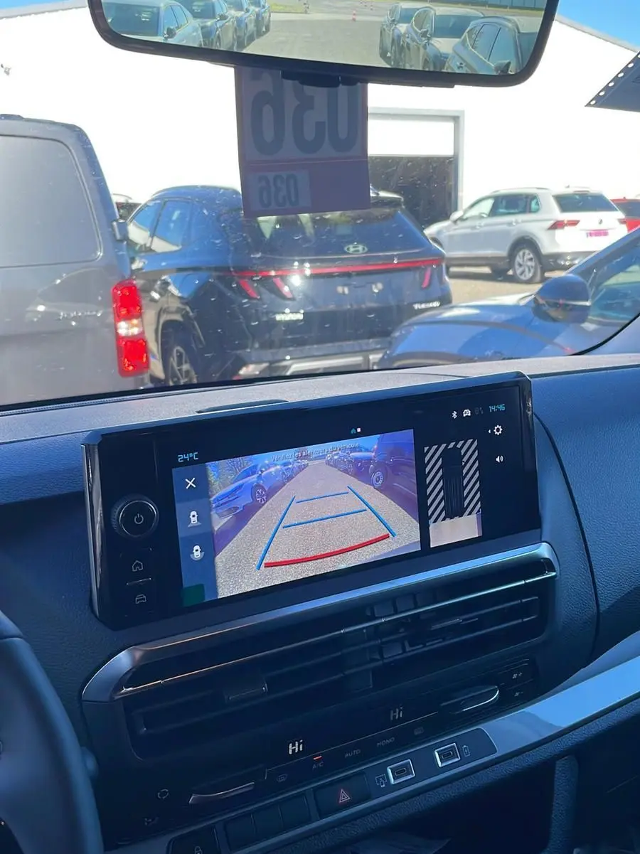 Gros plan sur la roue avant droite du Citroën Jumpy Cabine Approfondie noir perla, jante alliage moderne avec logo Citroën central.