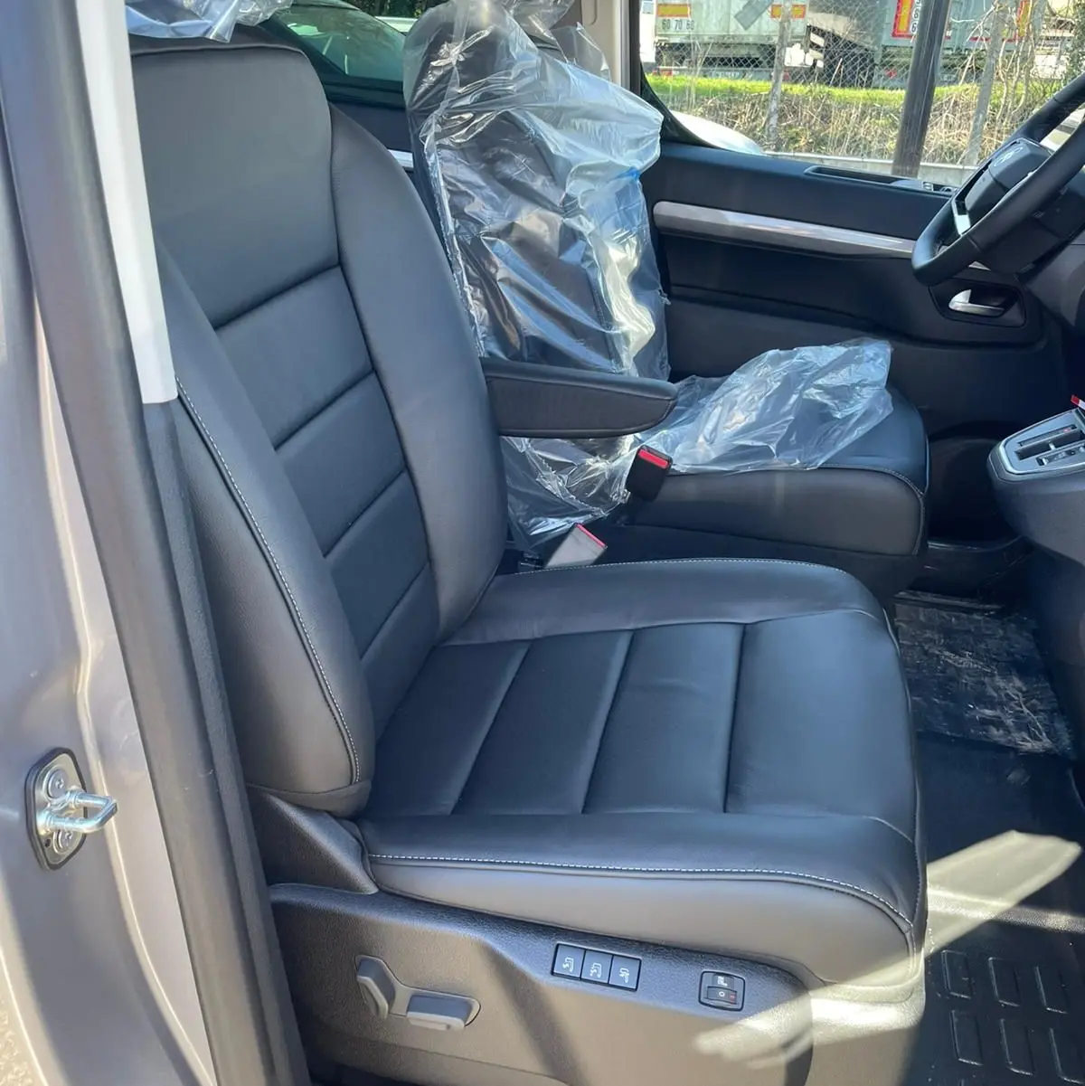 Vue intérieure côté conducteur du tableau de bord du Citroën Jumpy Cabine Approfondie 2026 avec écran tactile et commandes modernes.