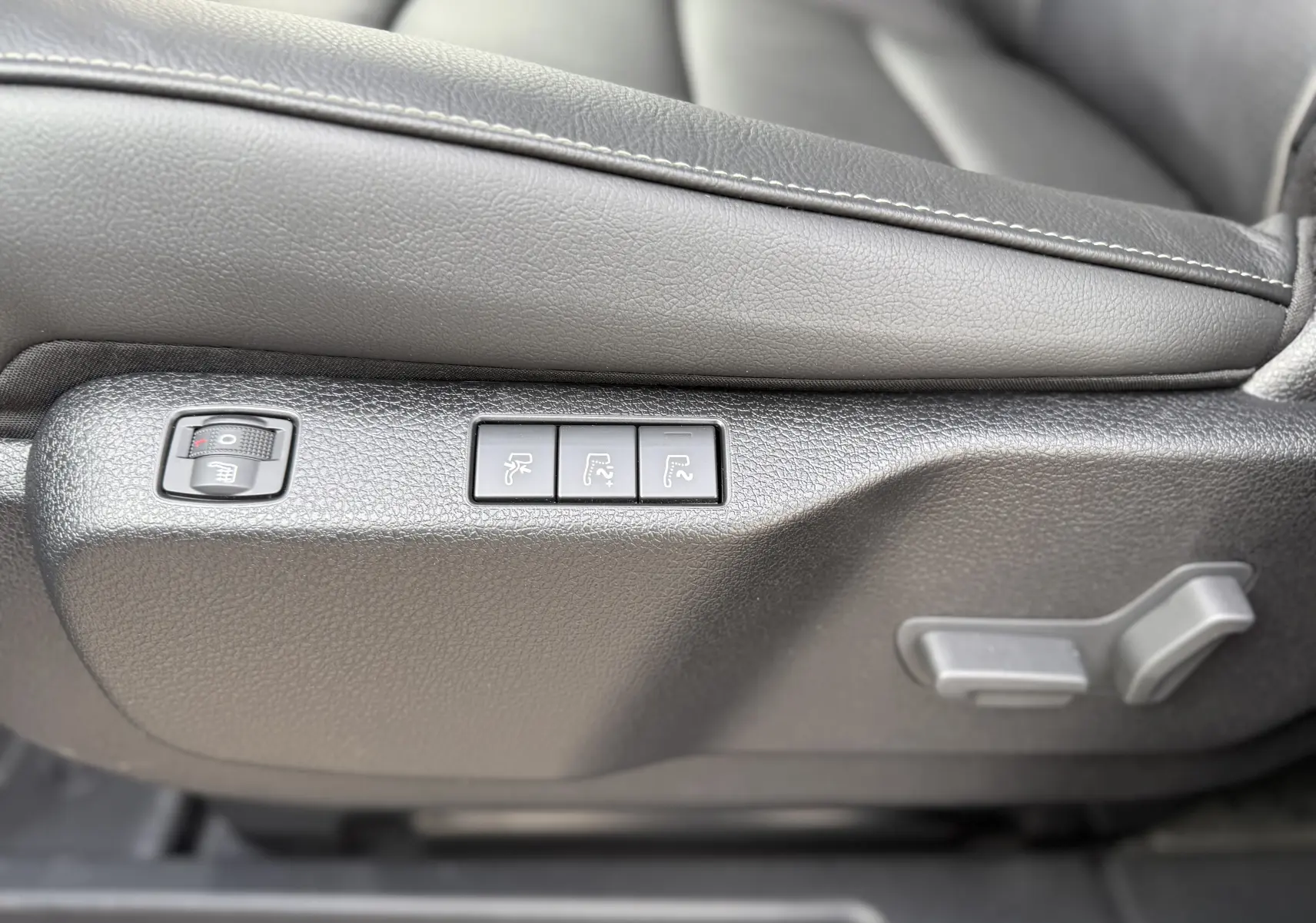 Détail des commandes de réglage électrique et chauffage du siège en cuir noir dans le Citroën Jumpy Cabine Approfondie 2026.