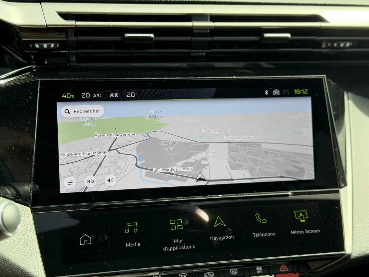 Écran tactile central du tableau de bord de la Peugeot 308 NV Hybrid 145 GT e-DSC6 avec navigation affichée.