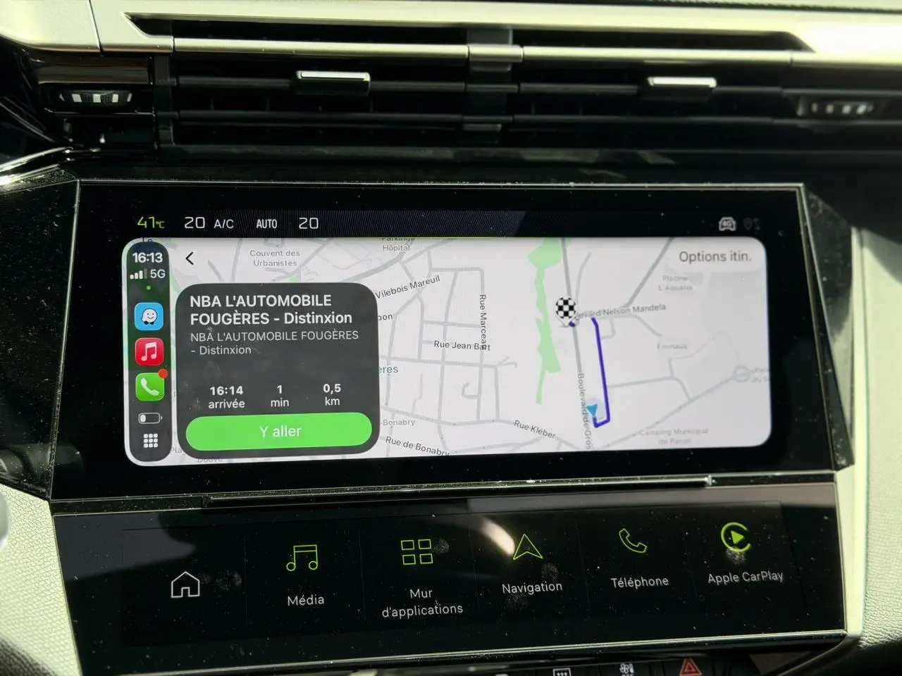 Écran tactile central du Peugeot 308 Hybrid blanc, affichant la navigation avec interface Apple CarPlay.