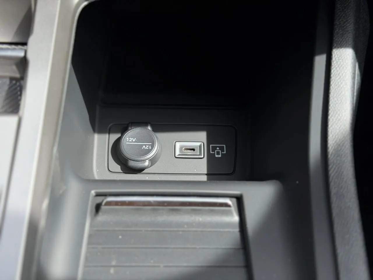 Prise 12V et port USB intégrés dans la console centrale noire du Peugeot 308 NV Hybrid 145 GT e-DSC6.