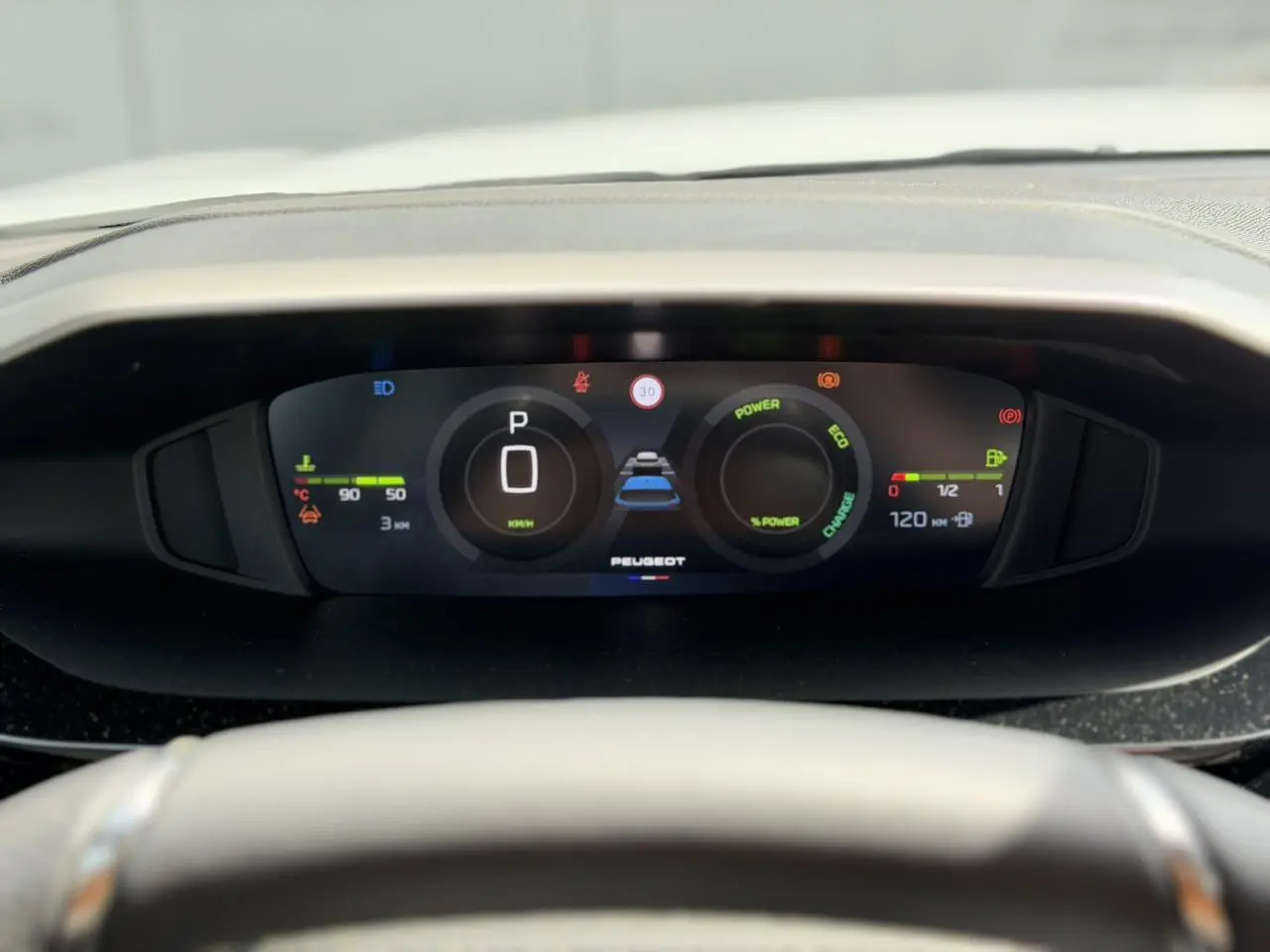 Vue rapprochée du combiné numérique du Peugeot 308 NV Hybrid 145 GT e-DSC6 affichant la vitesse, l'énergie et l'autonomie.