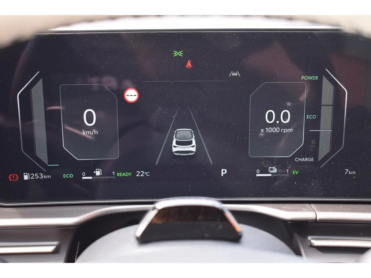 Combiné d'instrumentation digital 12,3'' du Kia Sportage hybride noir, affichant vitesse, régime et aides à la conduite.
