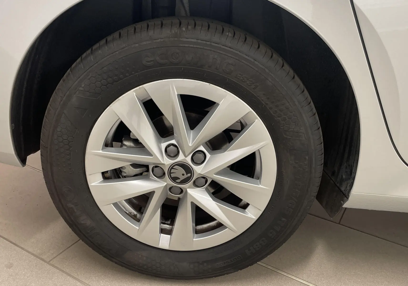 Gros plan sur la roue arrière droite d'une Skoda Fabia gris argent 2025 avec jante alliage et pneu Ecowing.