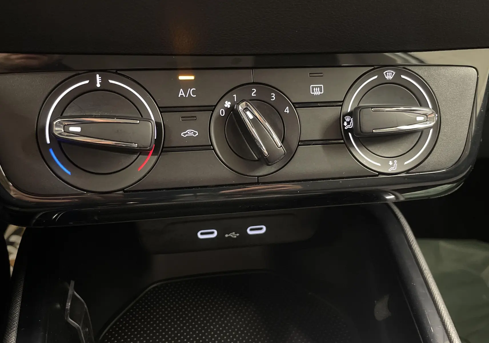 Gros plan sur les commandes de climatisation et deux ports USB-C du tableau de bord d'une Skoda Fabia 2025.