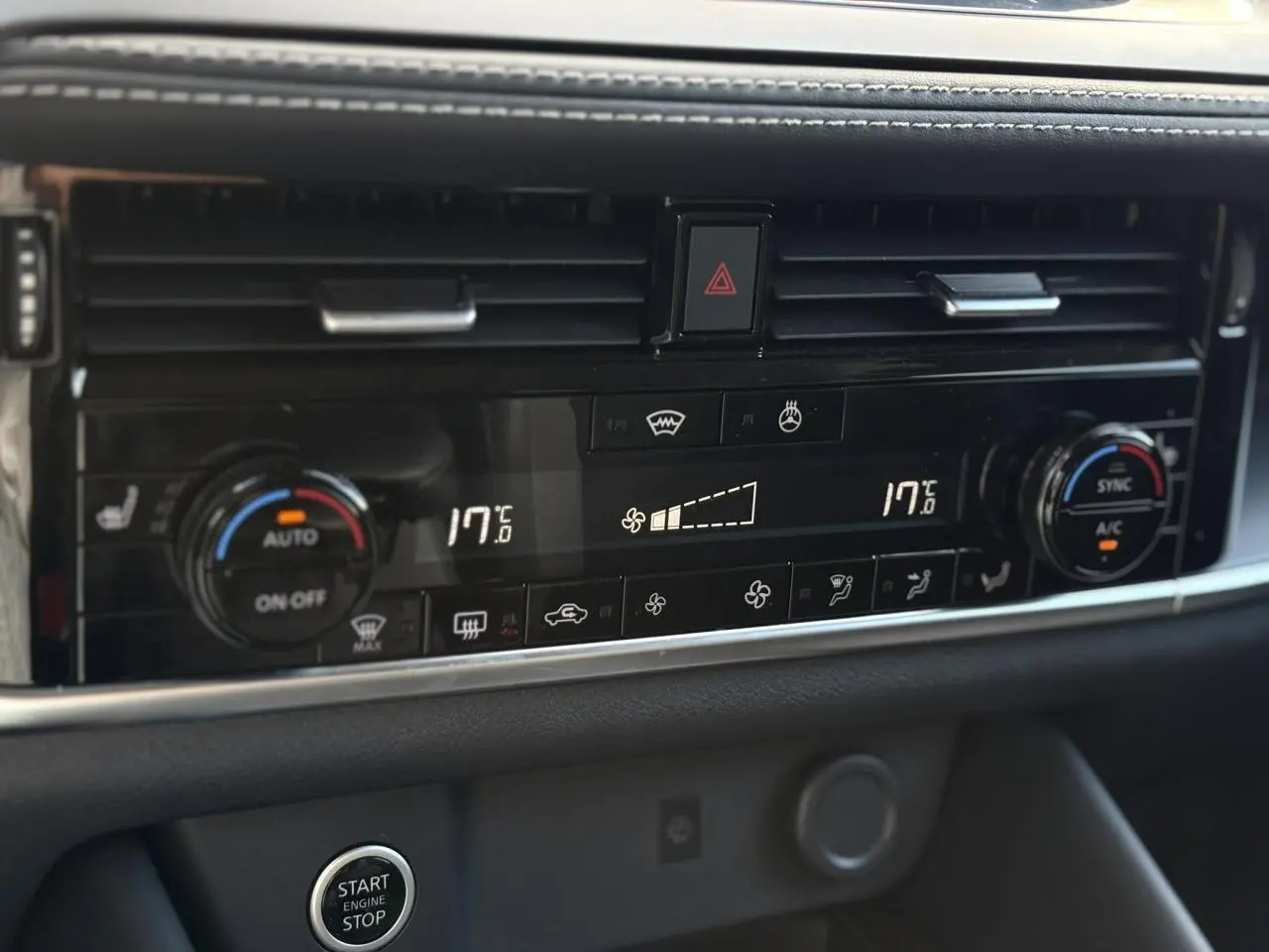 Panneau de climatisation automatique bi-zone du Nissan Qashqai 2024, affichant 17°C avec commandes tactiles et boutons rotatifs.