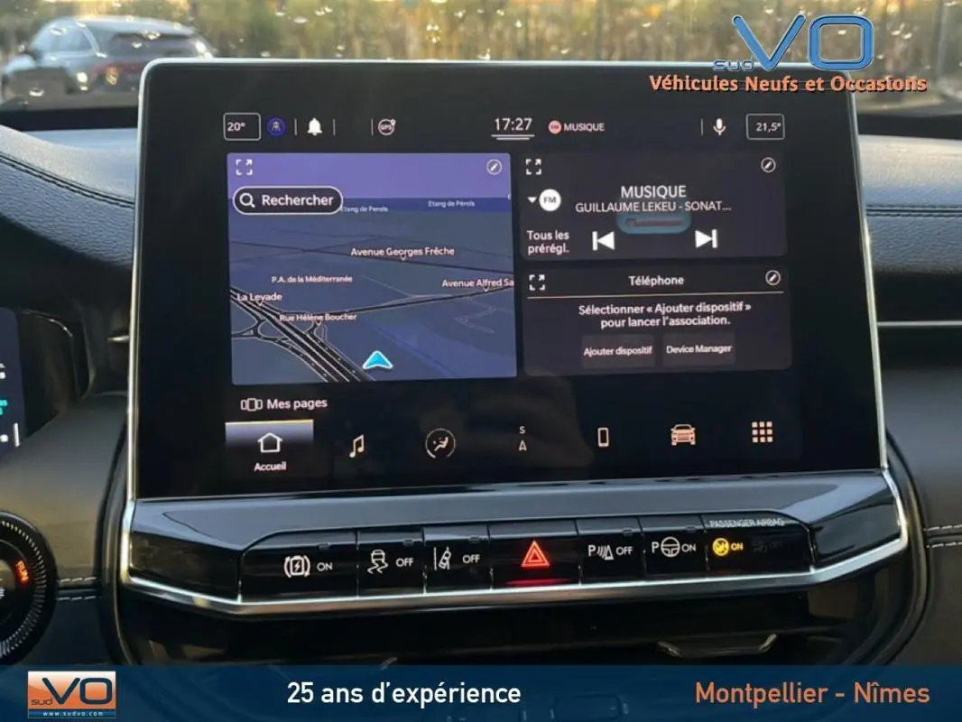 Vue rapprochée de l'écran tactile central du Jeep Compass noir 2021, affichant navigation et commandes multimédia.