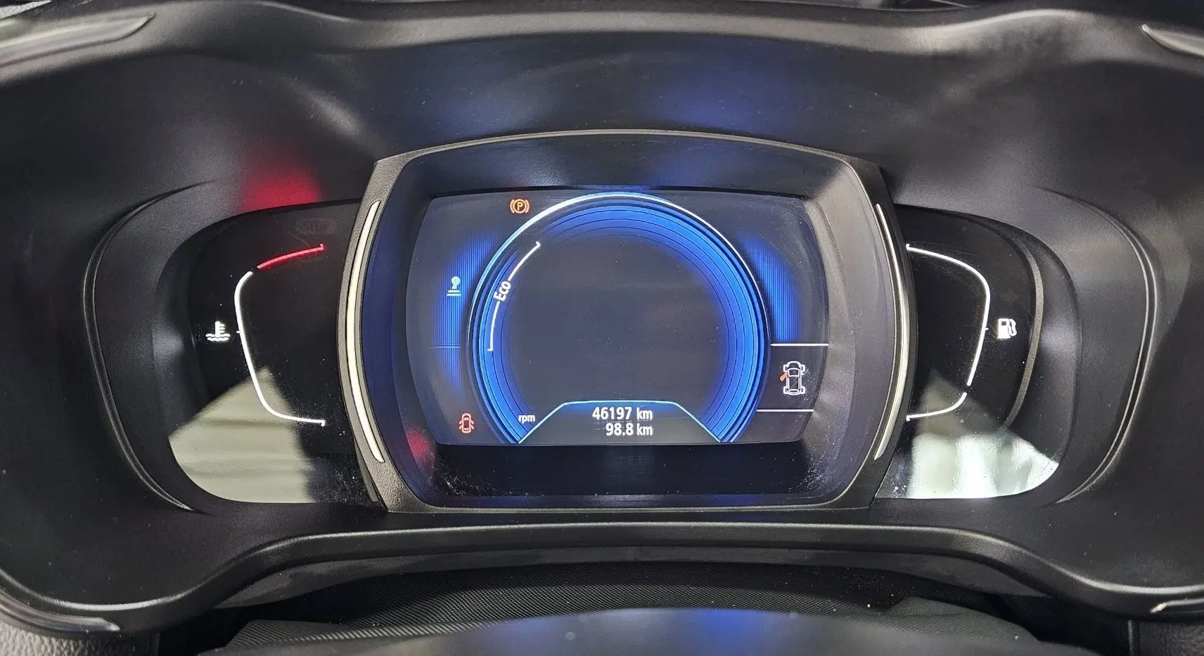 Vue rapprochée du tableau de bord numérique bleu du Renault Kadjar 2021, affichant 46 197 km au compteur.