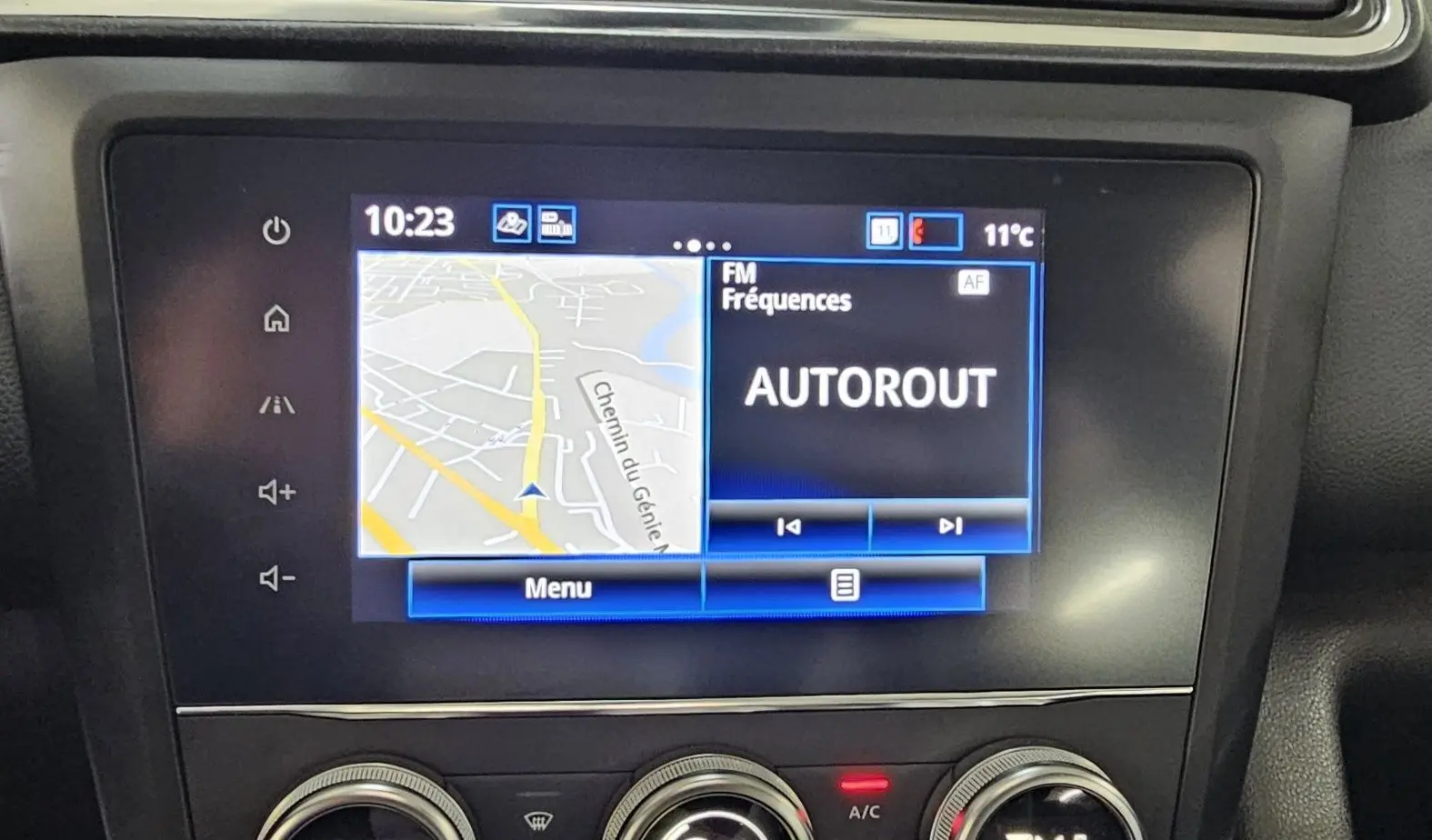 Écran tactile central du tableau de bord du Renault Kadjar noir, affichant la navigation et la radio FM.