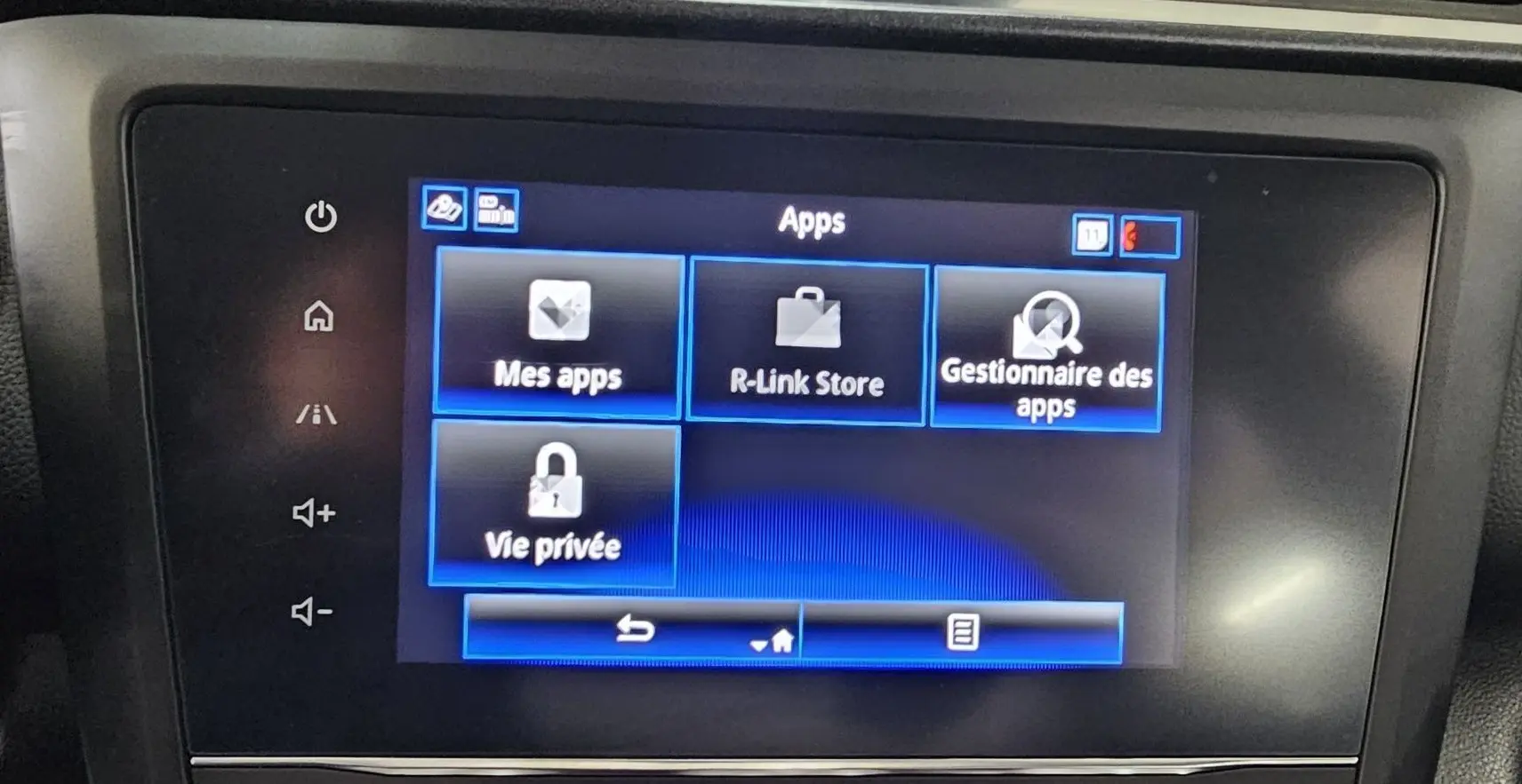 Écran tactile central du système multimédia R-Link du Renault Kadjar 2021 affichant le menu des applications.