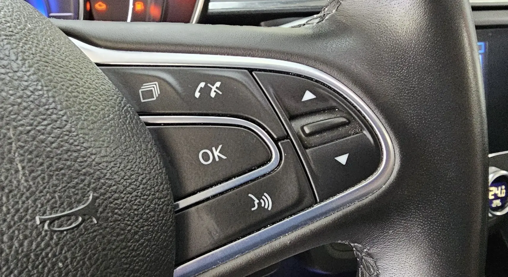 Gros plan sur les commandes au volant en cuir noir du Renault Kadjar 1.3i TCE 140 Hybrid intense 2021.