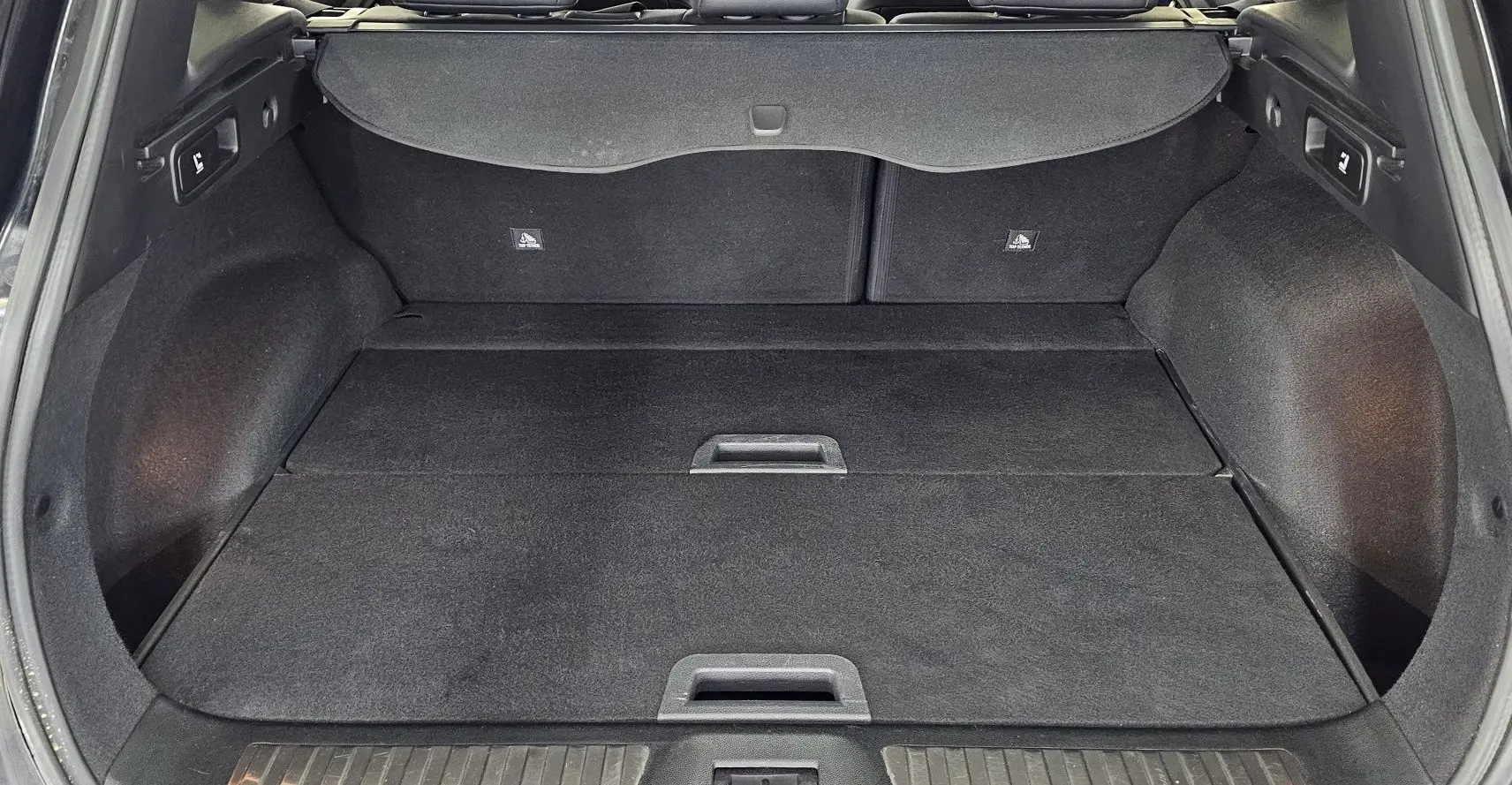 Coffre ouvert du Renault Kadjar noir 2021, vue arrière montrant un espace de chargement spacieux et bien fini.