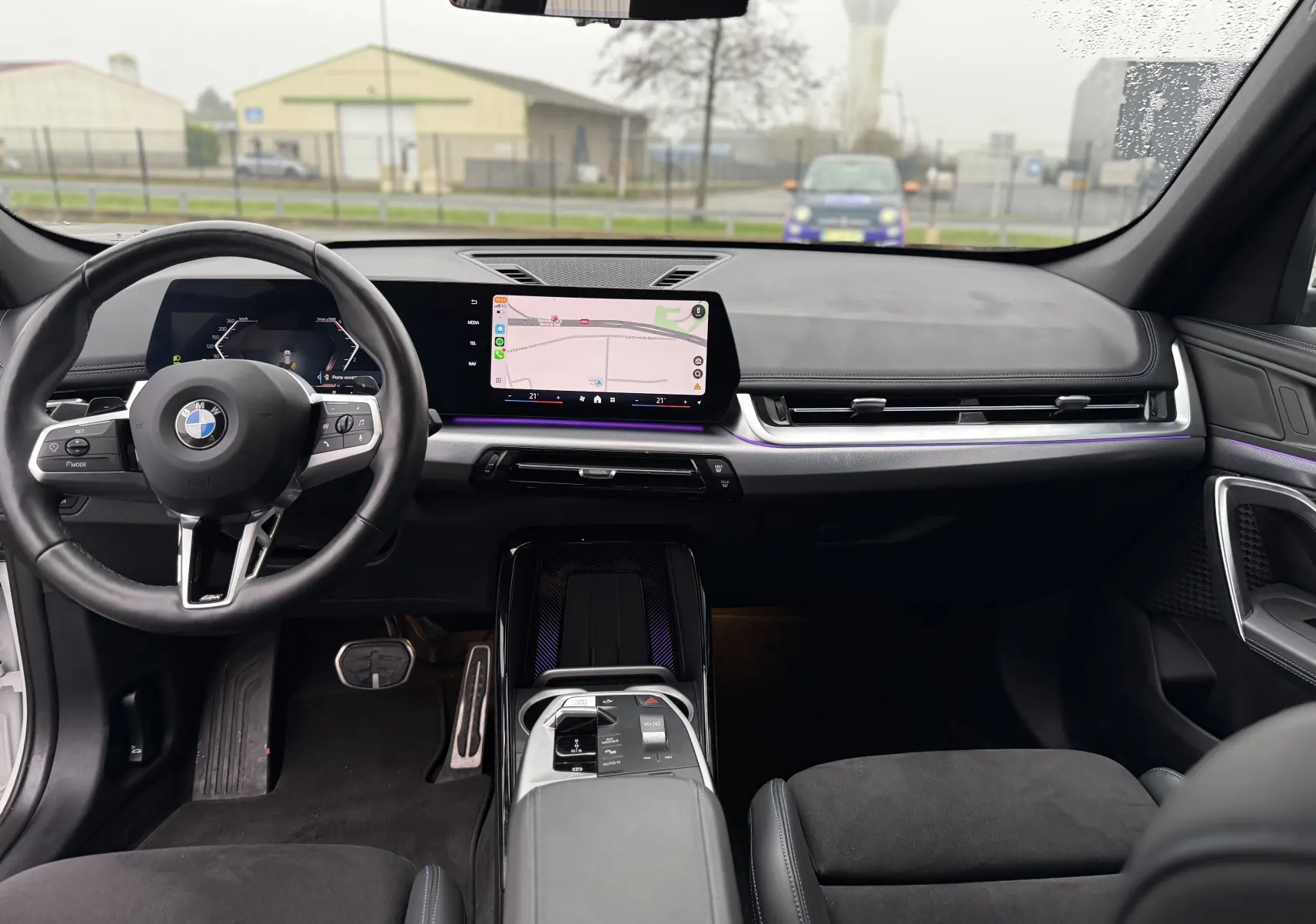 Écran tactile central du BMW X1 20D 2025 affichant la navigation avec interface connectée, vue intérieure.