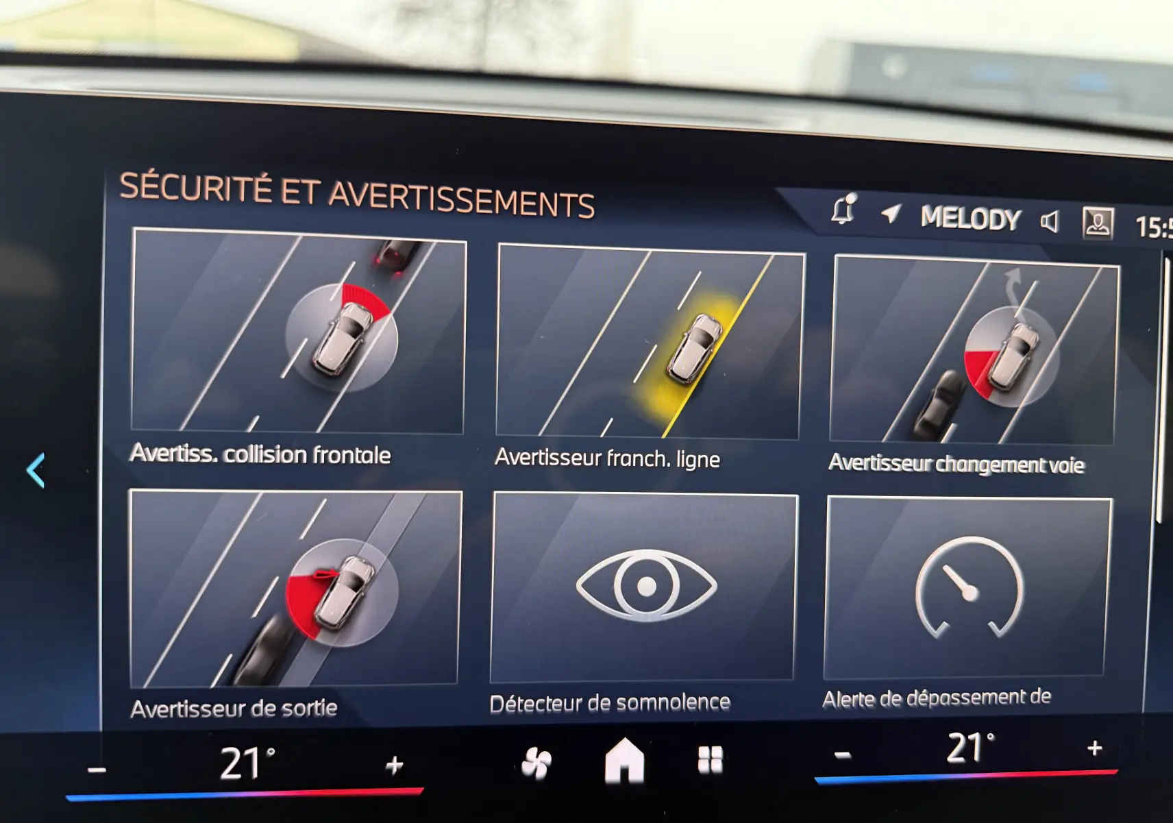 Affichage numérique du tableau de bord du BMW X1 20D 2025 montrant la navigation et les informations de conduite.