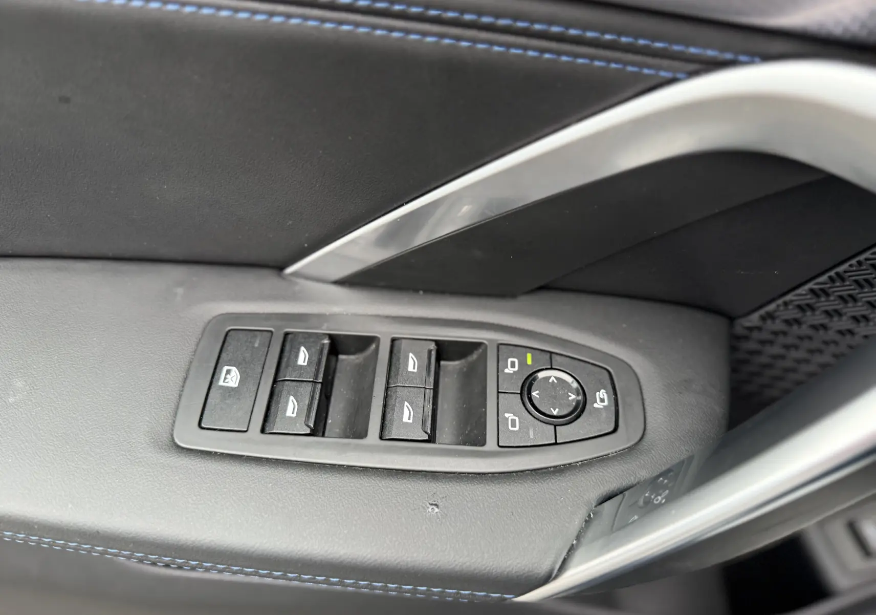 Détail du plafonnier intérieur noir du BMW X1 20D 163CH M SPORT 2025 avec éclairage et indicateur airbag passager.