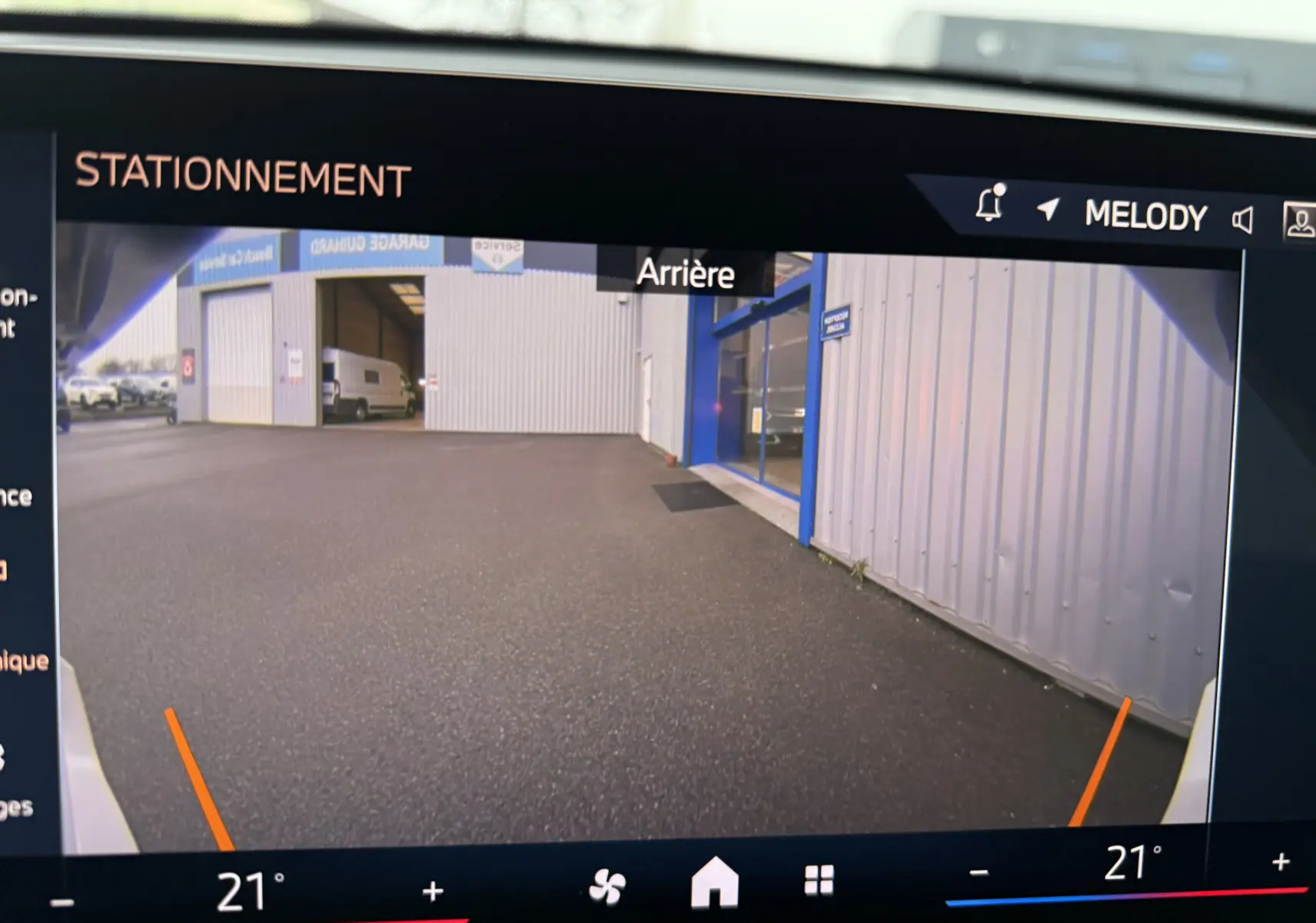 Vue intérieure rapprochée des sièges avant en cuir noir avec surpiqûres et détails tricolores BMW d’un X1 blanc mineral.